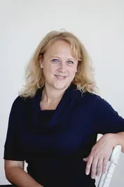 Theisz Dóra