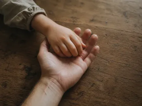 A gyerek, aki vigyáz – Parentifikáció a családban