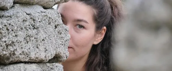Ami nem öl meg, az megerősít? - avagy a magunk köré épített falak ára